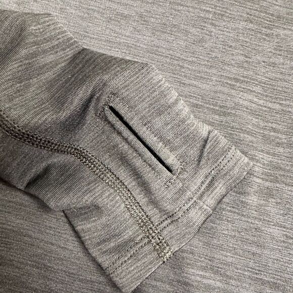 EUC Under Armour Women’s Black Long Sleeve Long Sleeve Shirt Thumb Holes- Size S - Picture 2 of 5